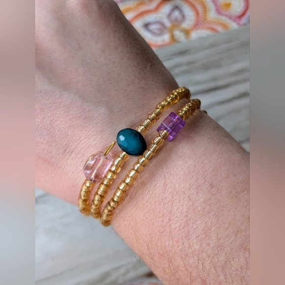 Handmade gold seed bead memory wire wrap bracelet - Picture 3 of 5